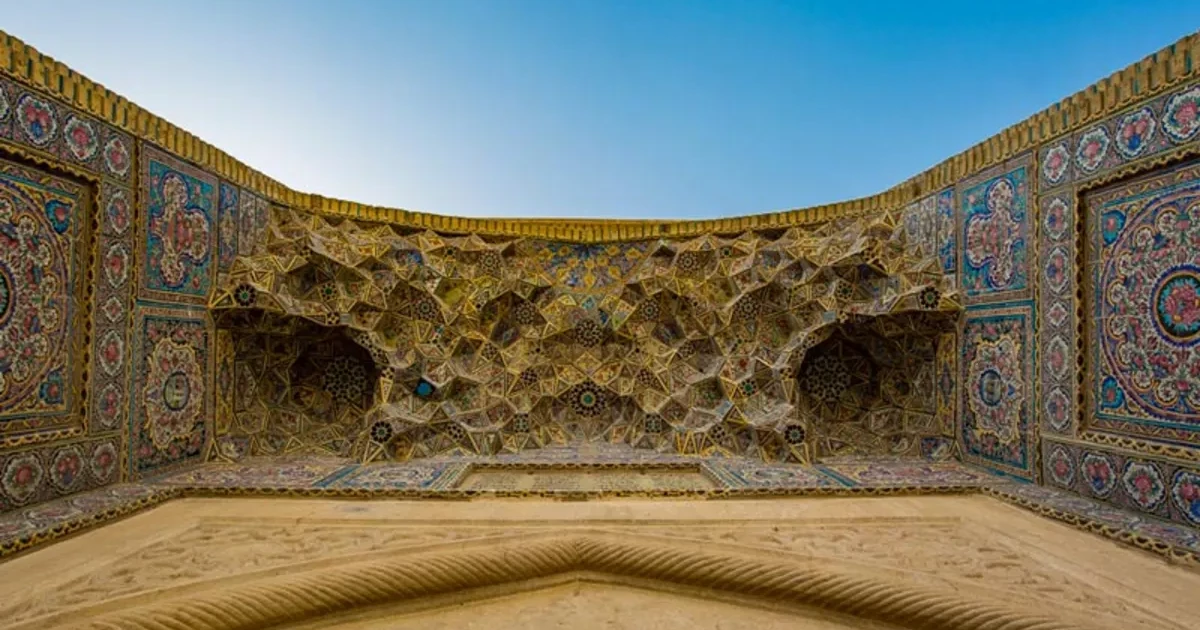 سردر ورودی مسجد نصیرالملک؛ آغاز سفری به دنیای رنگ و هنر