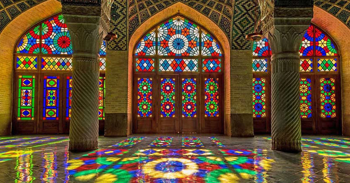 جاذبههای نزدیک به بازار وکیل