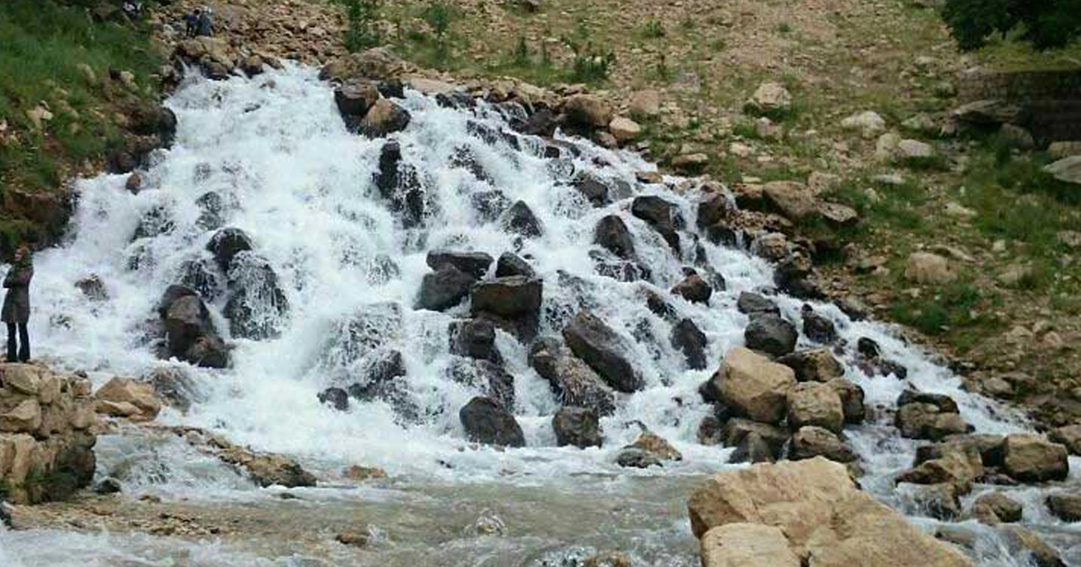 چرا بازدید از چشمه سرداب رستم آباد ضروری است؟