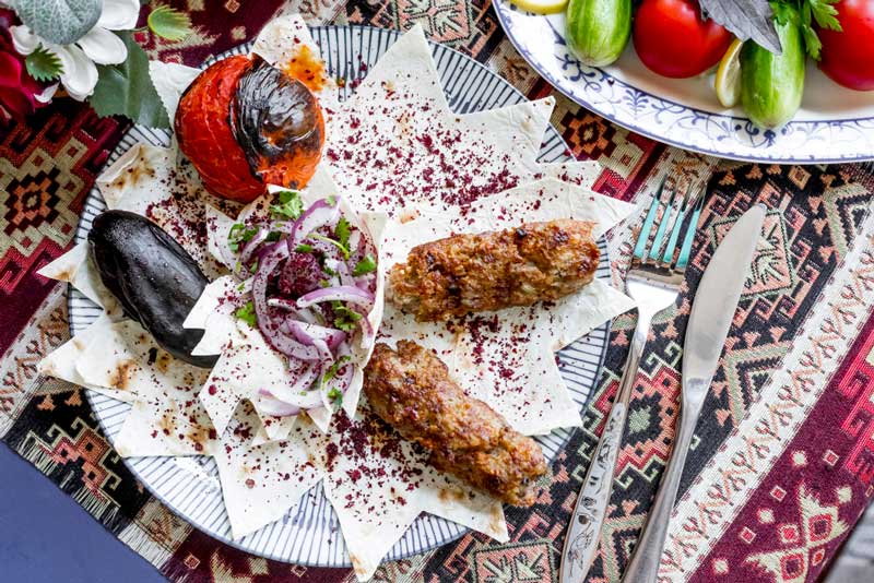 کباب ترکی خوشمزه در یکی از دکههای خیابانی استانبول که بهصورت سنتی سرو میشود