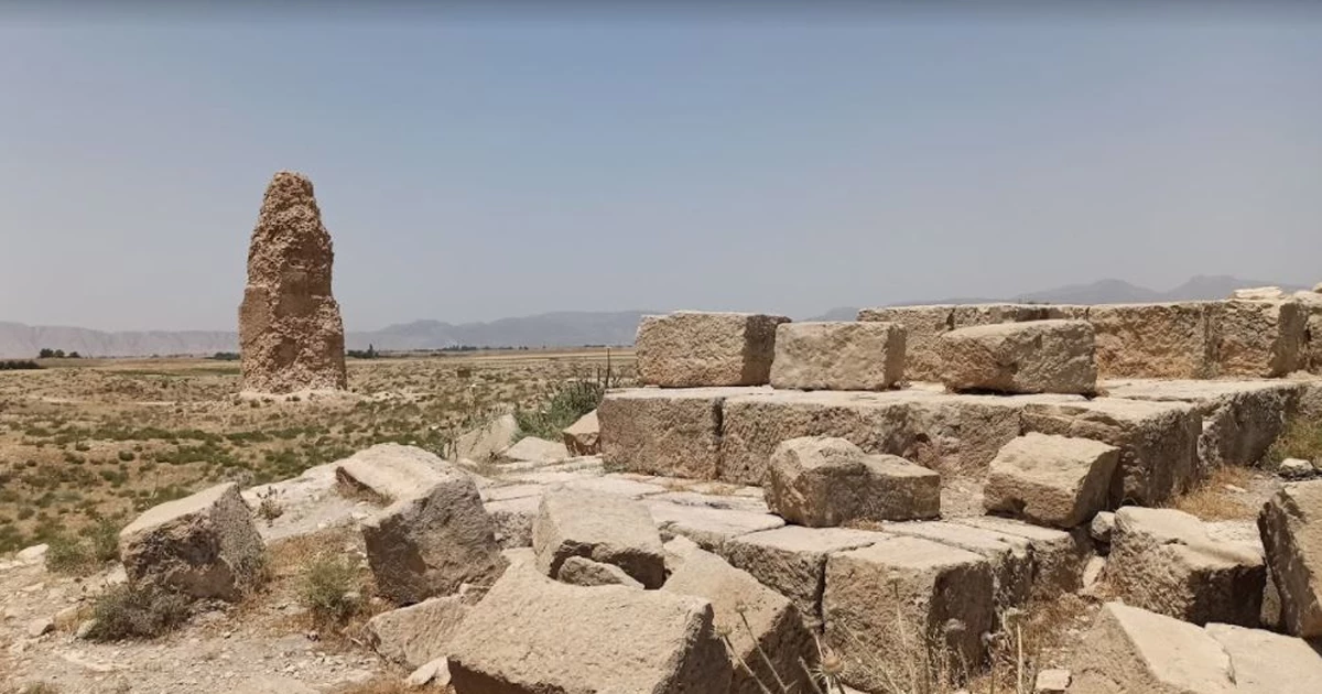 عمارت تخت نشین و آتشکده