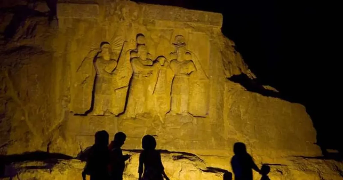 طاق کوچک (تاجگذاری اردشیر دوم)