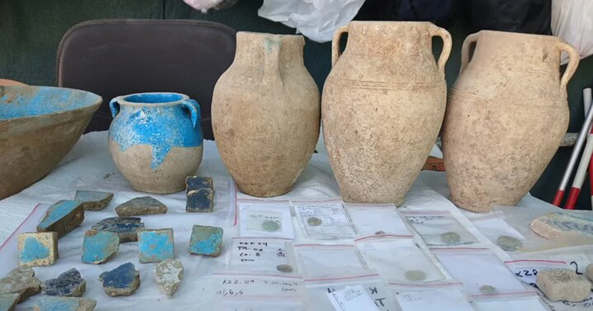 کشف سکههای تاریخی در محوطه کمرزرین اصفهان