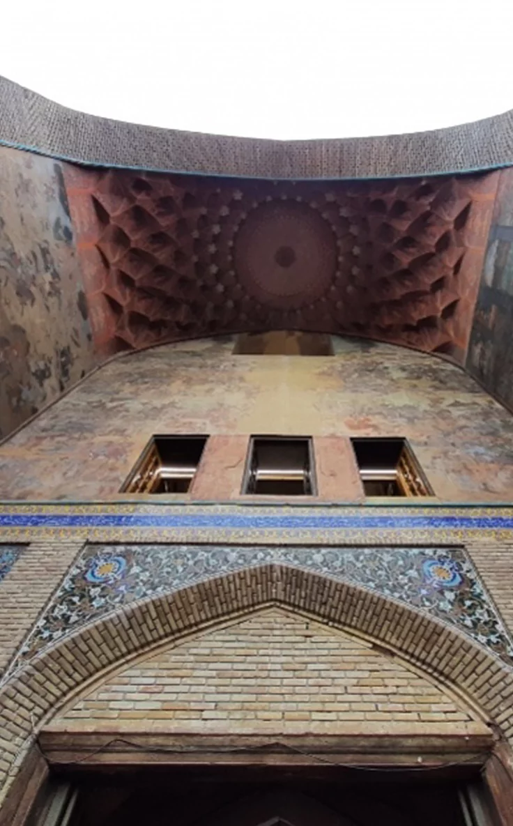 چک لیست سفر به اصفهان، سر در قیصریه