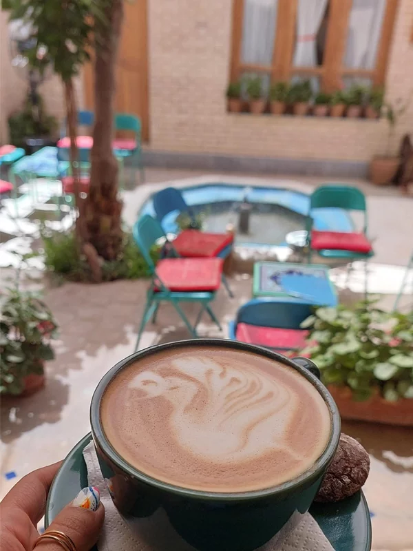 کافه باغ خلفا اصفهان، کافه گردی در میدان نقش جهان