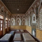 ویژگیهای معماری تکیه بختیاریها: ارسیهای قاجاری و گچبریهای نفیس