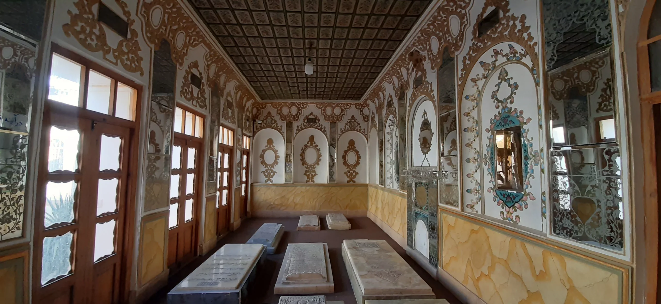 ویژگیهای معماری تکیه بختیاریها: ارسیهای قاجاری و گچبریهای نفیس