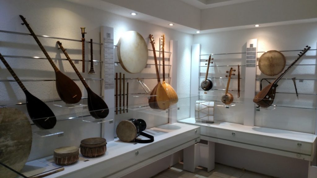 صدای تار ناصرالدین‌شاه در موزه موسیقی / حال و هوای پاییزی