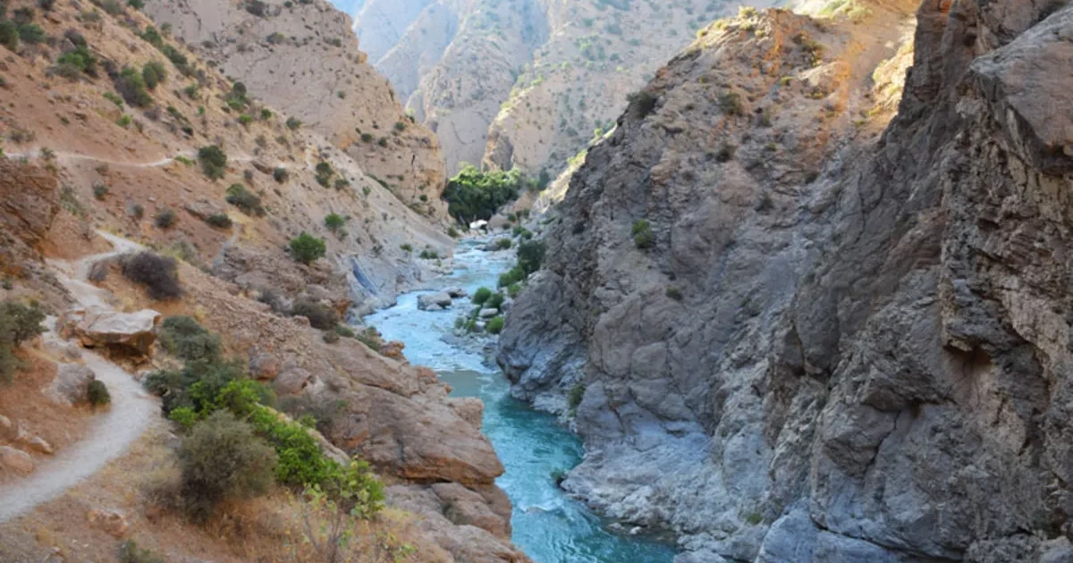 مسیر دسترسی به آبشار آب ملخ