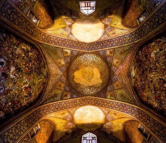 معماری باشکوه کاخ چهل ستون