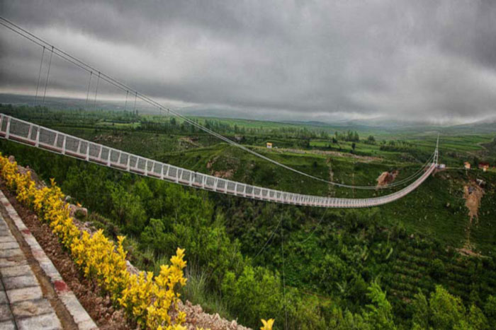 پل شیشه ای هیر ، اولین پل شیشه ای قوسی جهان