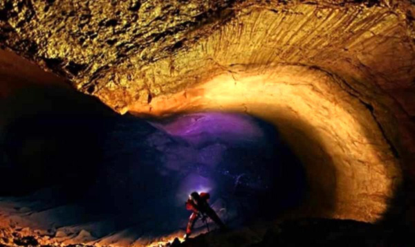 یکی از غار های خطرناک ایران به نام غار پرآو