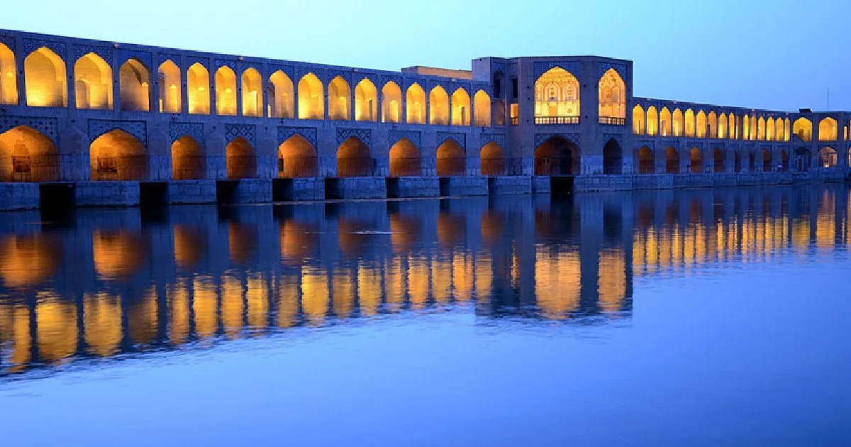 پل خواجو و انعکاس زیبای آن در آب