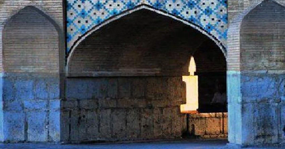 عکس شمع در دهانهی پل خواجو