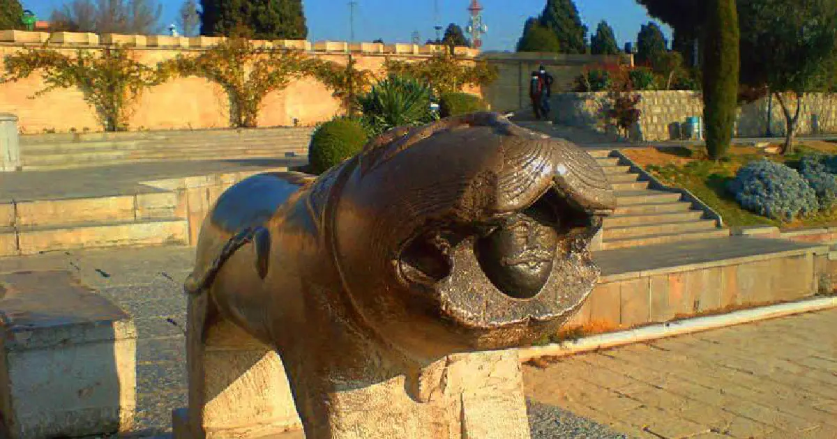 شیر سنگی پل خواجو