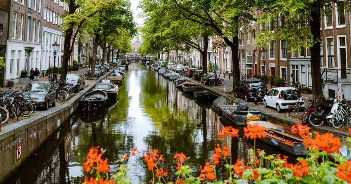 آمستردام، شهری با کانال‌های آبی و گالری‌های هنری