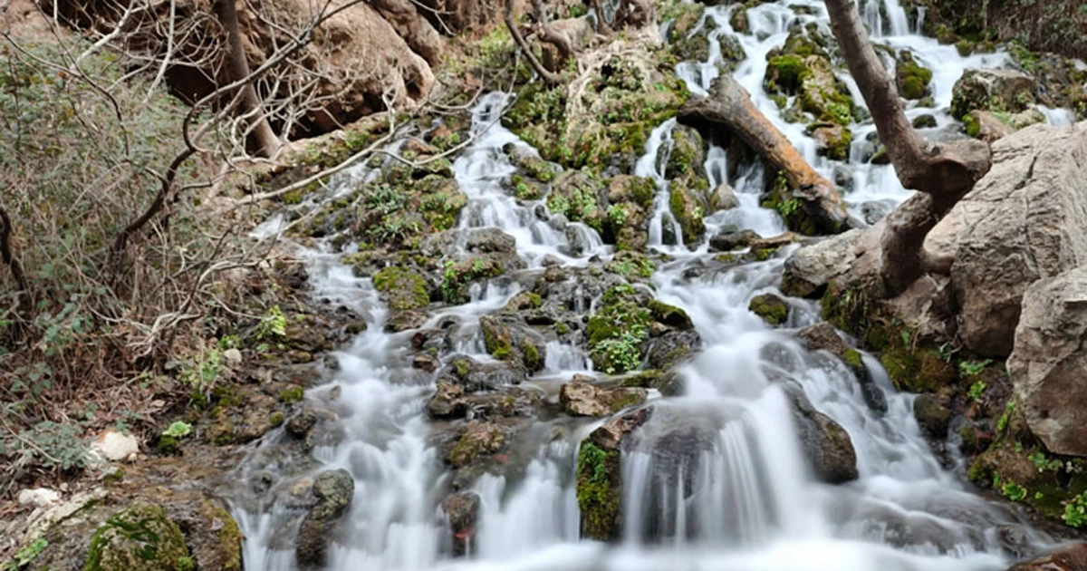 1.آبشار آب ملخ (تخت سلیمان)