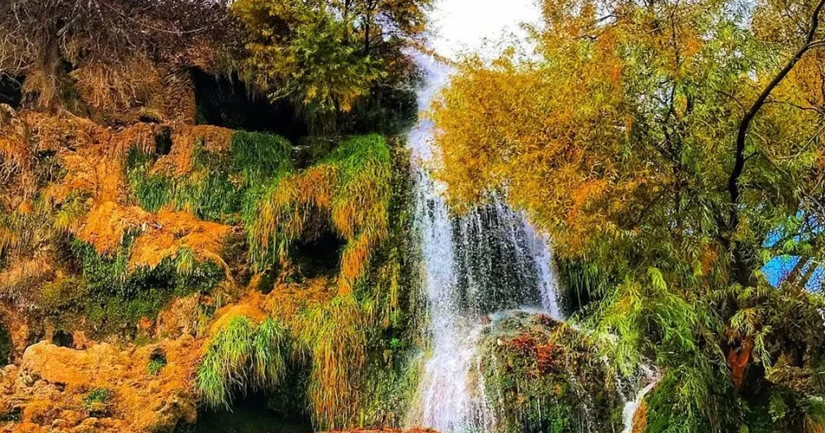نیاسر، یخچال تاریخی و باغهای رنگی