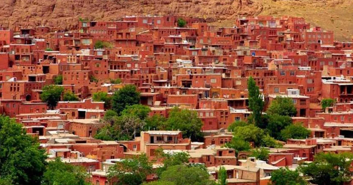 فریزهند، درختان کهنسال و چشمه آبمعدنی