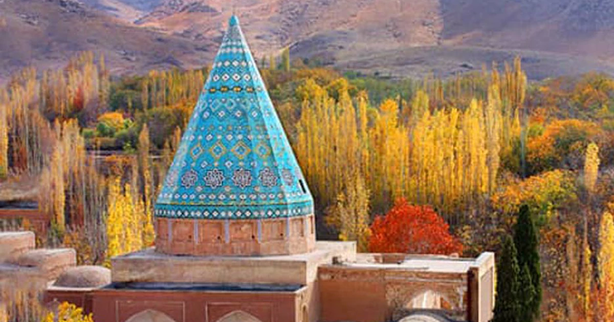 روستای مرق (کاشان)، آرامگاه حکیم و باغهای گل محمدی