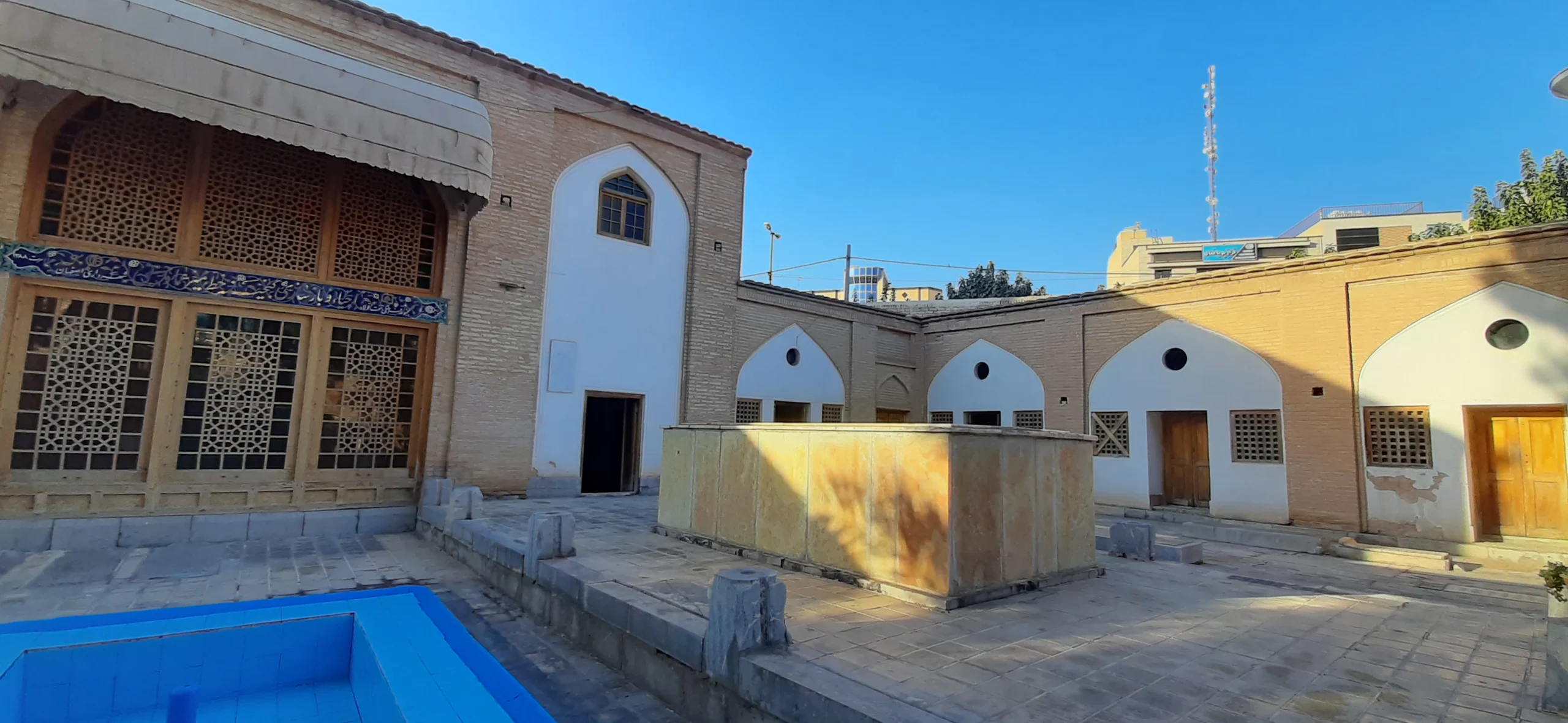 آرامگاه میرفندرسکی در اصفهان است