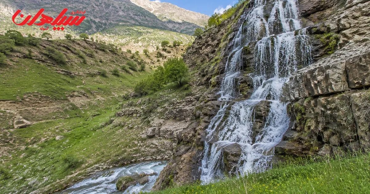 آبشار شیخ علی خان در بهار با طبیعت سرسبز زردکوه